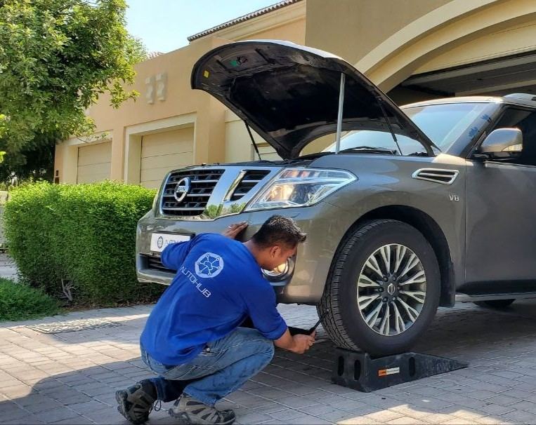 Inspección mecánica de un vehículo en Dubái