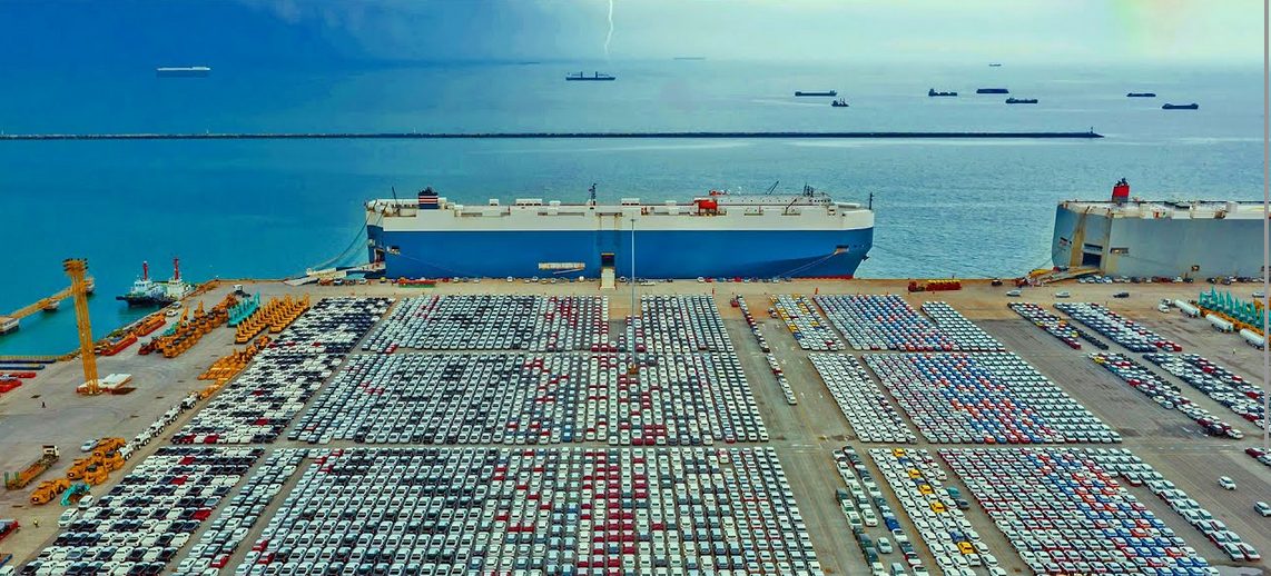 Terminal portuaria de vehículos con buque de carga rodada